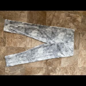 Ouges is the brand, super soft leggings